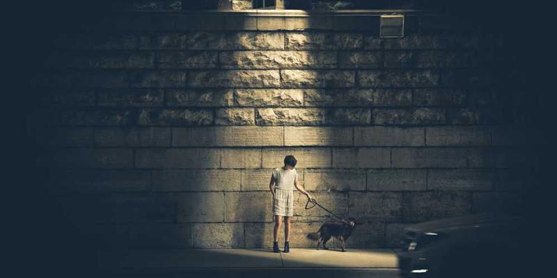 说明：一张色彩缤纷、贴满便签的魔法笔记本封面