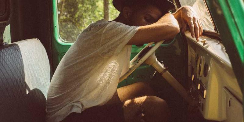 繁华都市街头，行人穿梭，步速各异，体现不同城市文化特色