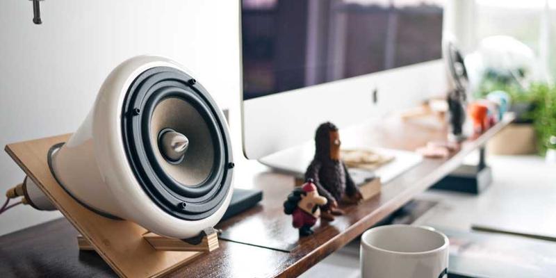 一幅描绘梦想与现实的对比图,图中一边是壮丽的蓝图与草图,另一边则是现实的破碎与遗憾,背景为星空与远方的地平线,象征着无尽的梦想与未知的未来