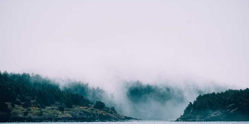 凝视一粒灰尘在阳光下的悬浮轨迹,想象它跨越千年的星际旅行