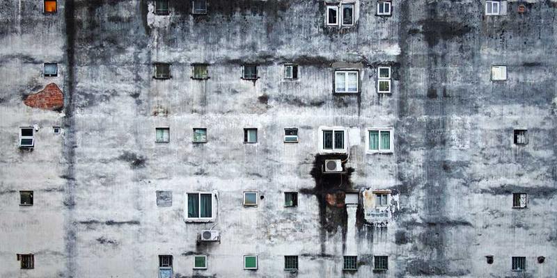 一张旧手机相册截图，展示早期前置摄像头像素较低的自拍照，配文：早期自拍，像素的局限见证着技术的起步。