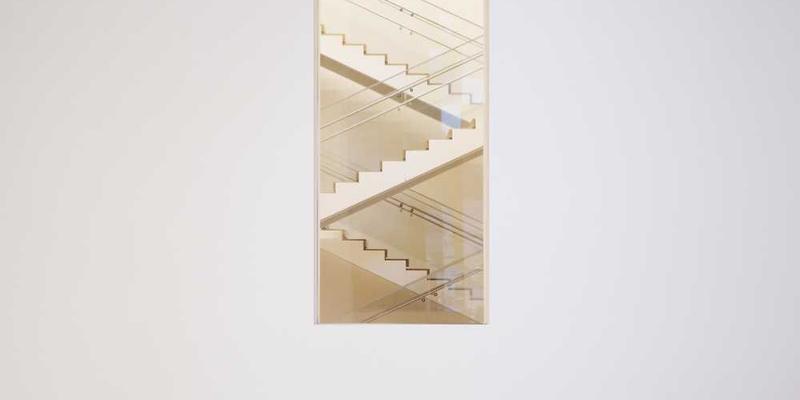 葬礼后返回空荡灵堂，收拾花束时闻到香气与香火混合的气味。