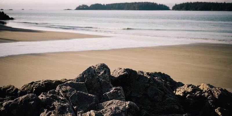 一个安静的夜晚,房间里灯光柔和,冰箱压缩机在远处工作,背景中可以隐约听到房屋材料细微的热胀冷缩声响,以及家人轻声谈话的声音。