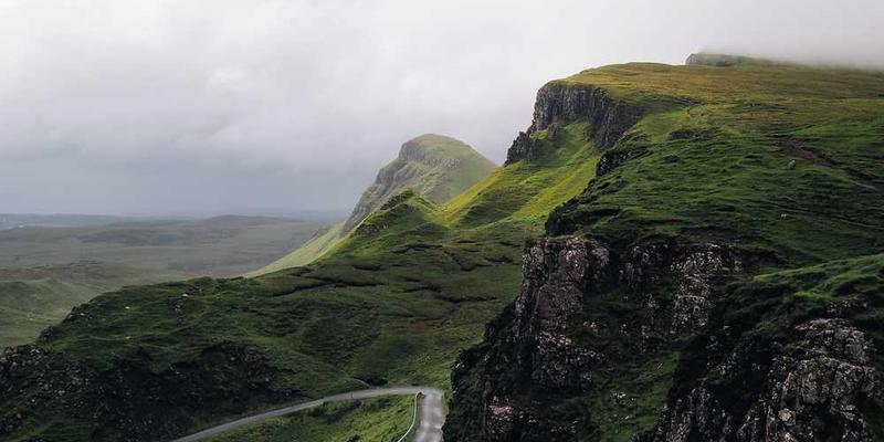 说明：僧人们在大殿内诵经，信徒虔诚聆听