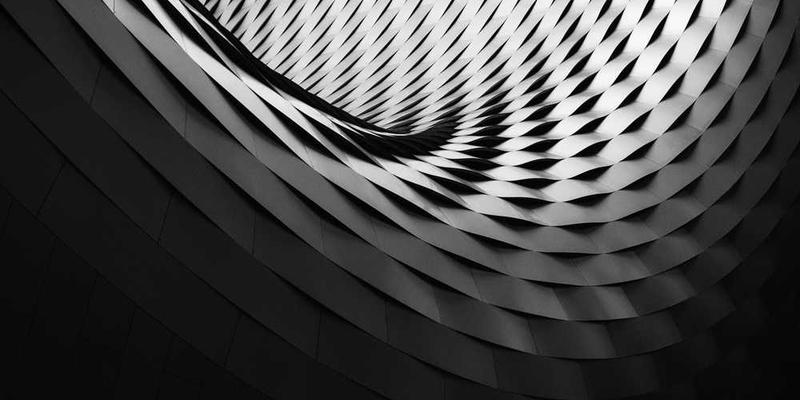 一位中年男子在黑白屏幕的手机上阅读文章，周围环境安静，体现了阅读的宁静和专注