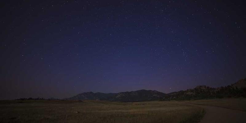 一张在高端场所的自拍照，配文：高端场所的自拍，社会地位的象征。
