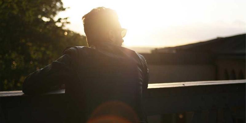 一座城市的夜市，摊位上摆满了各种小吃和商品，夜市的热闹氛围吸引了大量市民和游客，人们在这里享受着美食和购物的乐趣。