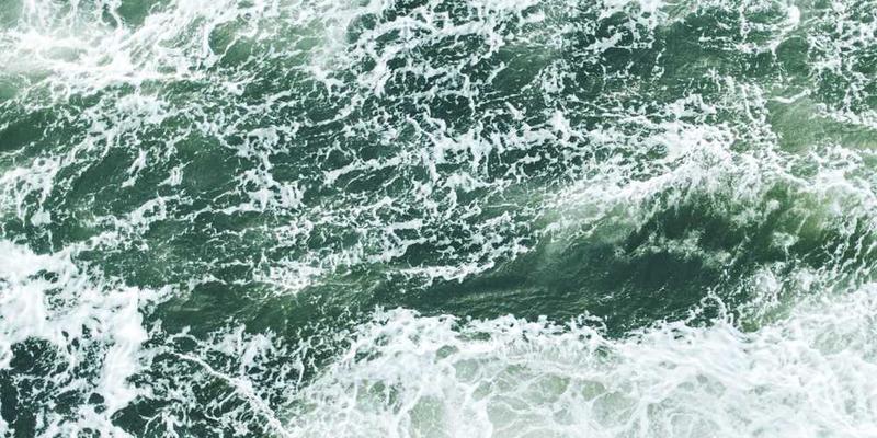 一个抽象的人形轮廓，边缘模糊不清，象征着皮肤作为边界的抽象性。