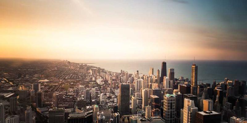 一位朋友认真地观察着对方，另一人则坦诚地面对自己的不足，背景为一盏明亮的心形灯