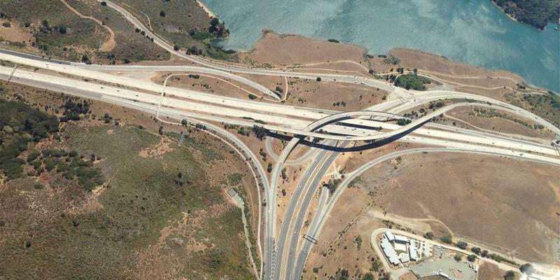 网络清朗空间,人物在键盘上敲打文字,背景为蓝天白云和绿色植物