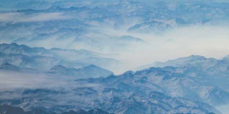 一座城市的老街，两旁是古朴的建筑，巷子里传来了居民们的欢声笑语，阳光透过树叶洒在石板路上，营造出一种温馨而宁静的氛围。