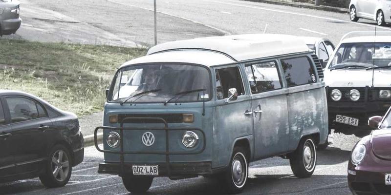 微信朋友圈界面截图,展示多个动态和点赞情况