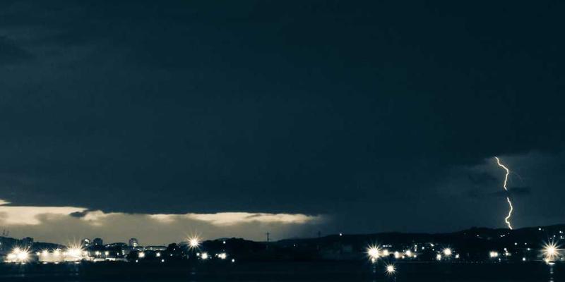 论证“在淋浴时灵感迸发”的普遍现象,其背后水力学、孤独性与思维解放的关联