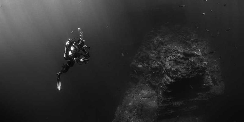 一位用户在书房中沉思的插图，背景是满满的书籍和笔记