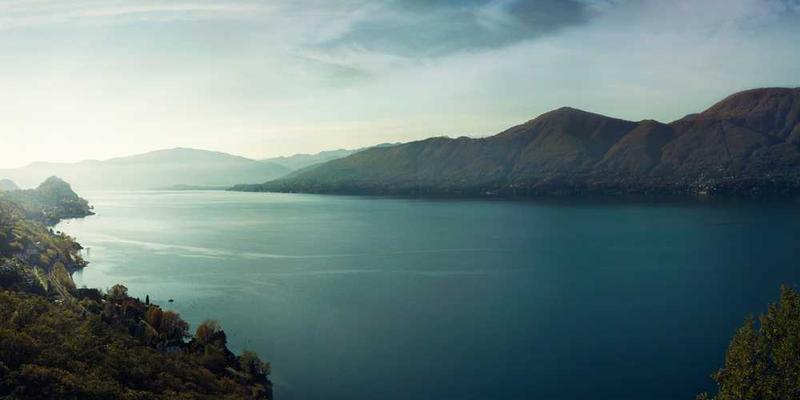 说明：作者正在电脑前调试，表情专注