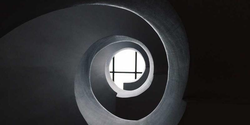 年度“最失败购物”评选与展览:从无用电器到荒谬服饰的忏悔录。