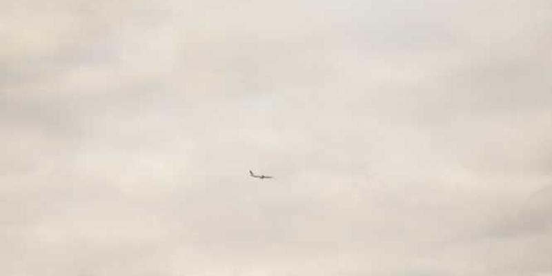 说明：晚年时光，一家人围坐在火炉旁聊天