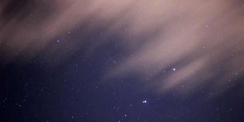 老照片，展现了一个家庭在停电时的温馨场景