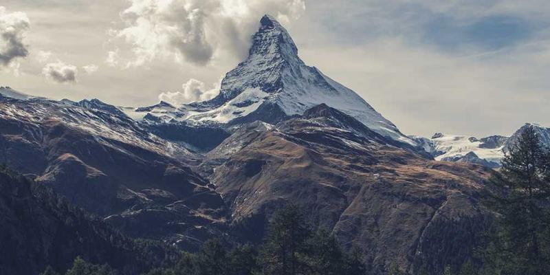 一位专注工作的年轻人，周围散落着各种待办事项，但他的目光坚定，电脑屏幕上显示着番茄工作法的时间管理图表
