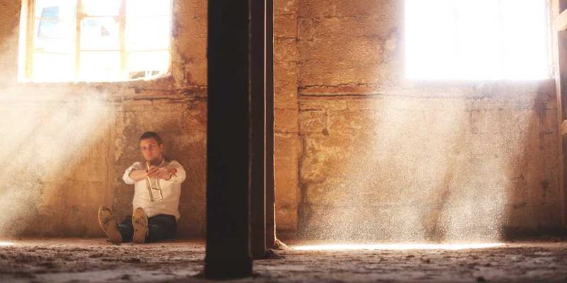 说明：一张描绘人物在不同场景下瞬间切换状态的插图，如从工作状态切换到休闲状态、从睡眠状态切换到清醒状态等