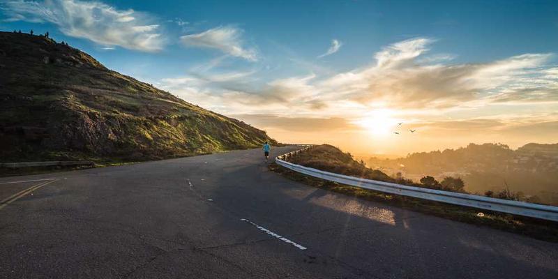 一个双手合十的雕像，象征在保护自我和他者间寻求平衡。