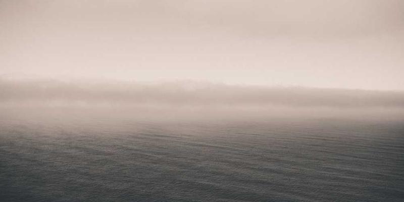 一个螺丝刀放在旧工具箱中的照片,背景昏暗,突出螺丝刀的金属光泽