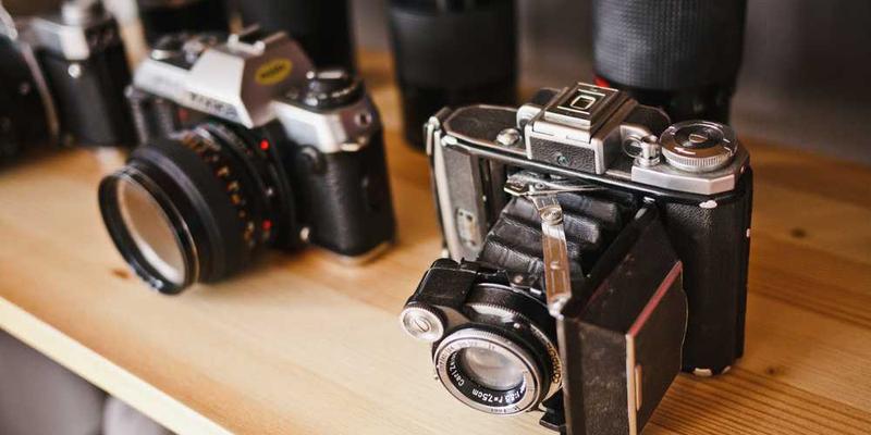 一位数字游民背着背包，站在城市天台上，眺望远方，背景是高楼大厦和蓝天白云。说明：一位数字游民背包办公的惬意场景