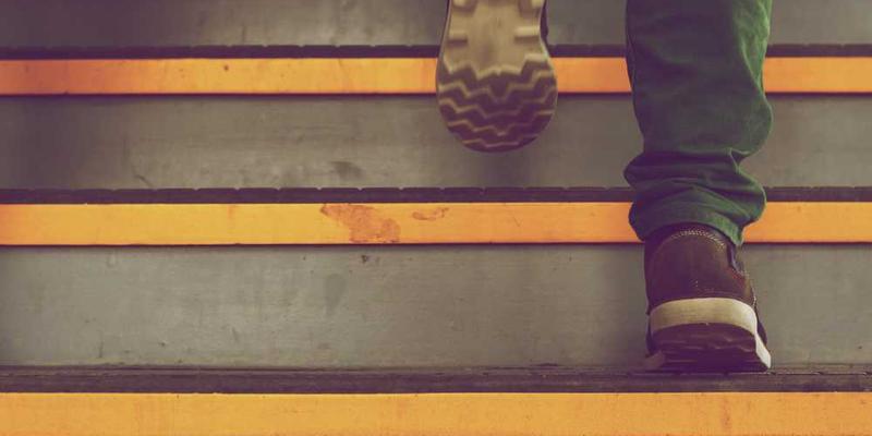 一张放大后的树叶背面，显示密密麻麻的卵和它们有规律的排列图案。说明：这是蝴蝶在其宿主植物上的卵排列，显示了圆形的几何排列方式，展示了昆虫的生存策略和几何学的完美结合。