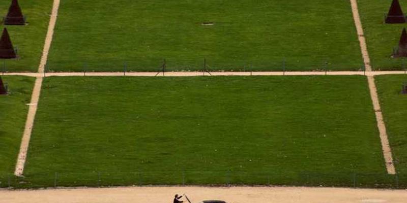 说明：一张经过后期处理的前后对比图，左侧为原始照片，右侧为经过Snapseed和Lightroom Mobile处理的照片