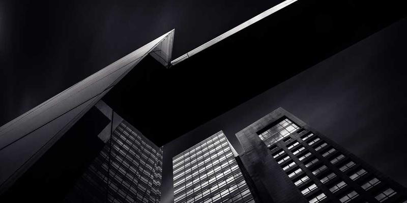 一张手捧咖啡杯的照片