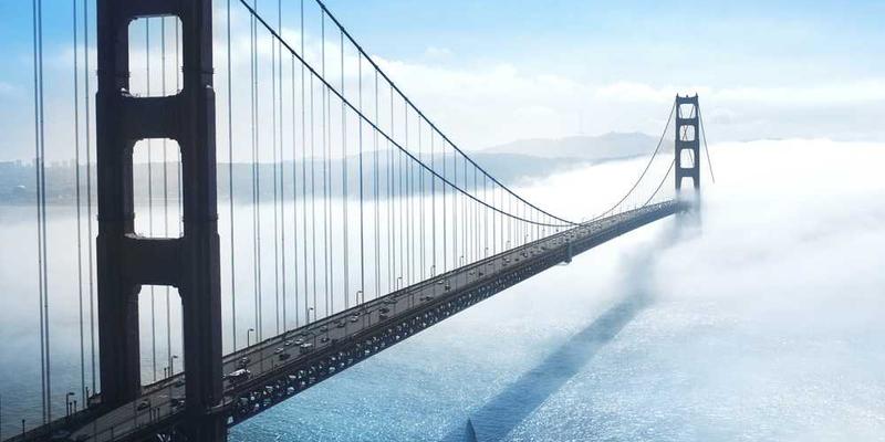 夜空中的星星，仿佛在诉说着另一个世界的秘密，与那个灯泡的故事遥相呼应